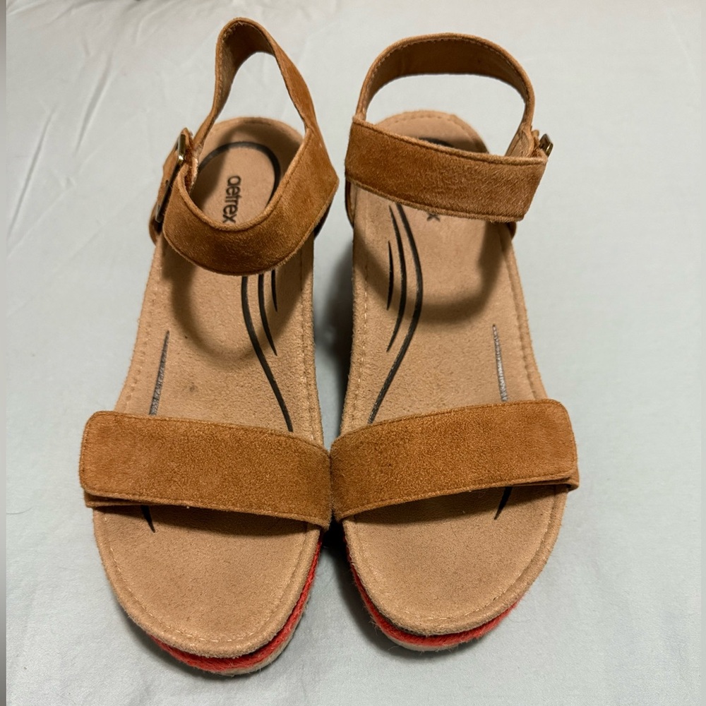Stylish Tan and Red Wedge Sandals - Picture 2 of 8